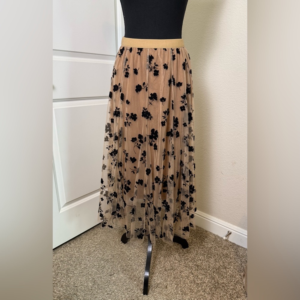 Chicwish SZ S/M 3D Black Velvet Floral and Tan Mesh Tulle Lined Elastic waist - Picture 2 of 9